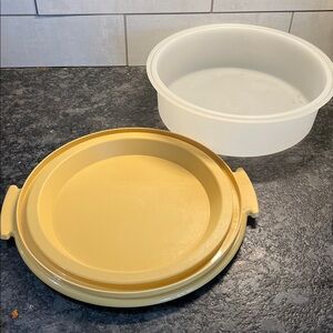 CAKE/PIE carrier.Keep fresh. Gold bottom with white lid. 10x4 Like new condition